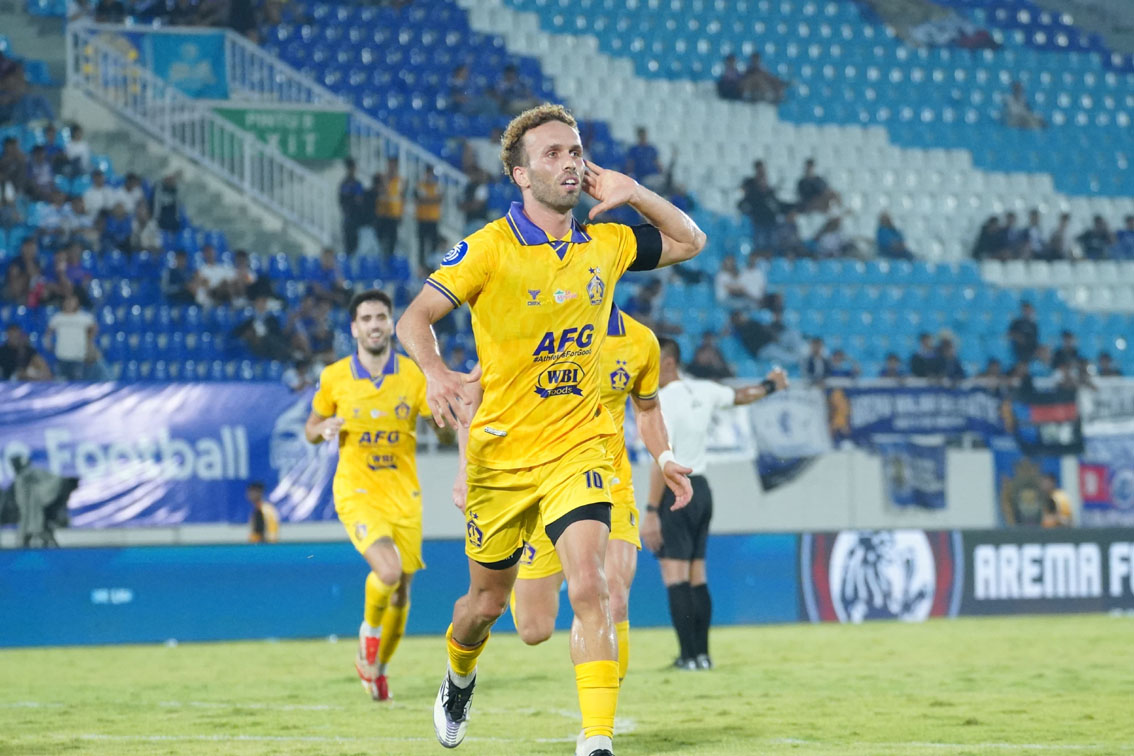 Aman dari jurang degradasi adalah capaian Persik Kediri di Liga 1 Indonesia 2024/2025. Klub Berjuluk Macan Putih tersebut hanya mendapatkan total 4 kemenangan kandang musim ini, merosot dibanding musim 2023/2024 mencapai 9 kemenangan kandang.