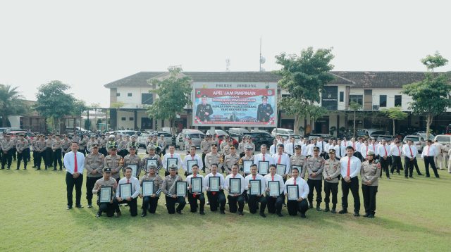 Belasan Personel Polres Jombang Diberi Penghargaan