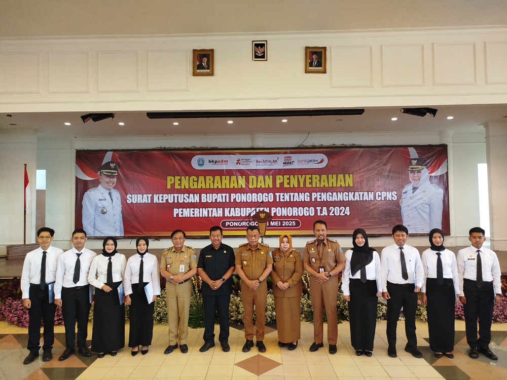 Serahkan SK 304 Pengangkatan CPNS, Bupati Ponorogo: Pengabdian Terbaik Adalah Melayani Masyarakat