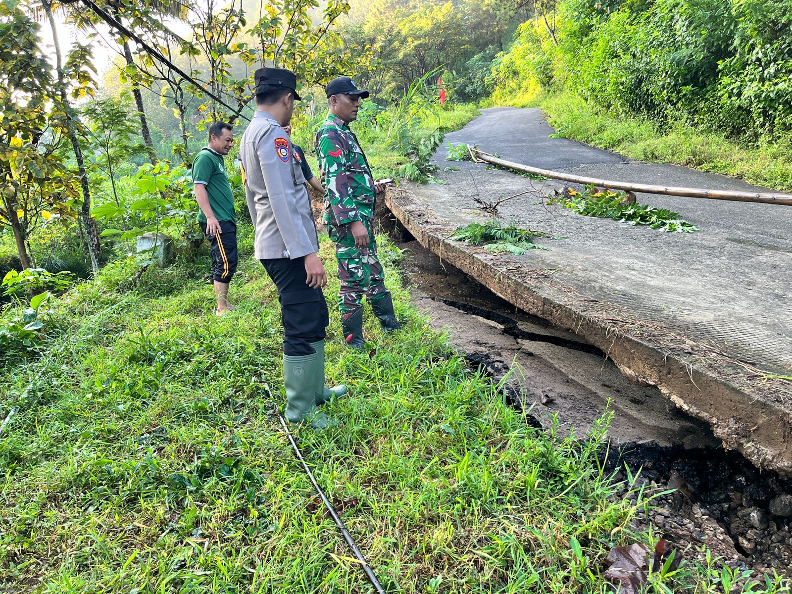 Jalan Penghubung Ponorogo-Trenggalek Amblas, Akses Damri dan Roda Empat Ditutup Total