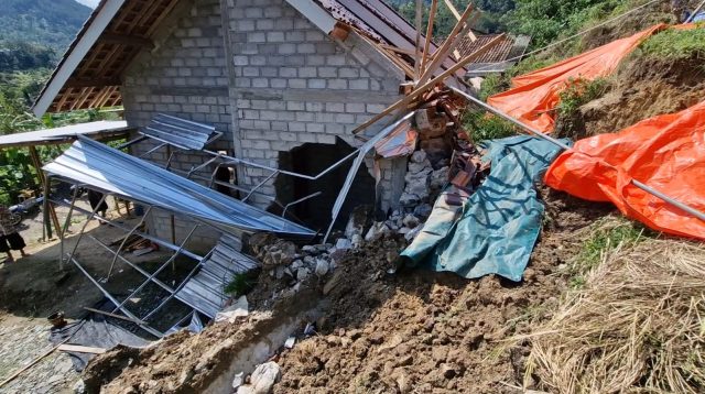 Tanah Longsor di Ponorogo, Dinding Rumah Warga Jebol Diterjang Material