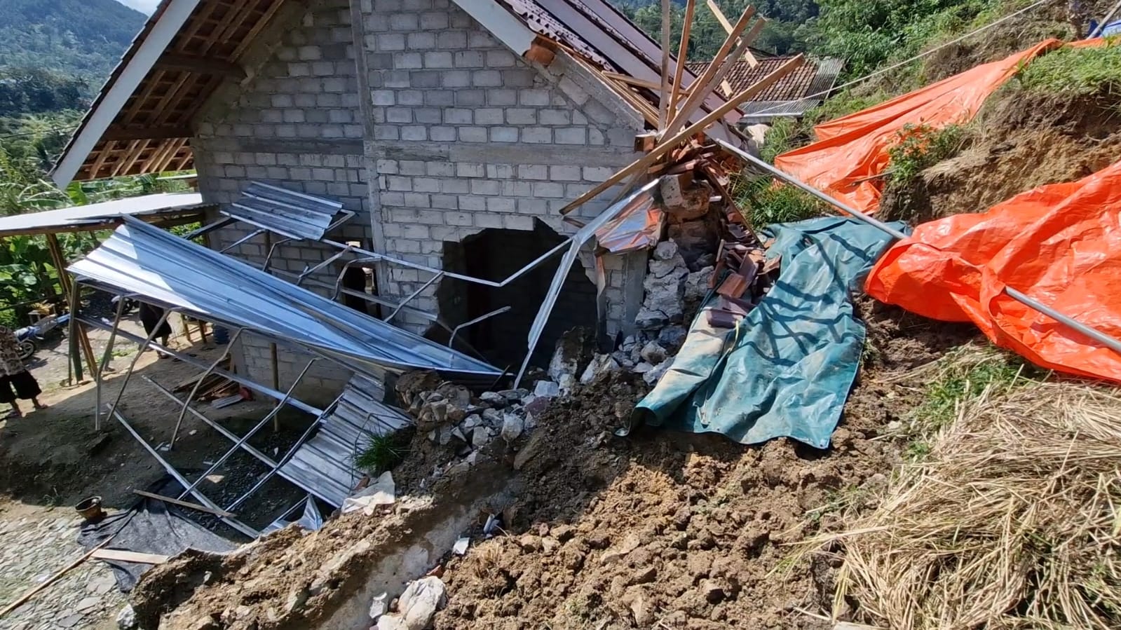 Tanah Longsor di Ponorogo, Dinding Rumah Warga Jebol Diterjang Material