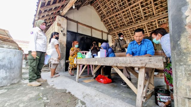 Sejumlah pekerja warung esek esek saat menjalani tes yang dilakukan oleh Satpol PP dan Dinkes