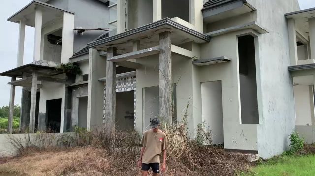 Mewah Tapi Terbengkalai, Rumah di Tengah “Danau” Jombang jadi Buah Bibir Warganet