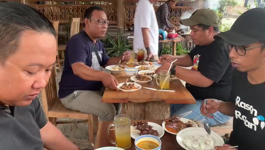 Sensasi Gurih Kenyal dan Meleleh di Mulut, Sate Kronyos, Kuliner Unik Khas Jogja Kini Hadir di Jombang