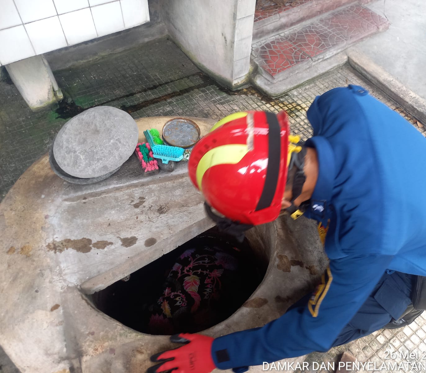 Damkar Kota Kediri Evakuasi Nenek Tercebur di Sumur, Sempat Alami Kendala