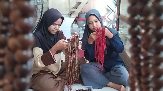 Perajin Tasbih Gaharu dan Cendana di Jombang Banjir Pesanan, Omzet Tembus Puluhan Juta Rupiah