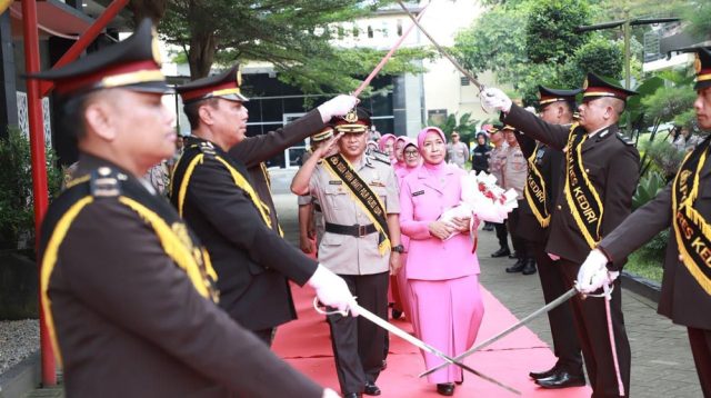 Pedang Pora Tandai Pelepasan Puluhan Anggota Polres Kediri Memasuki Purna Tugas