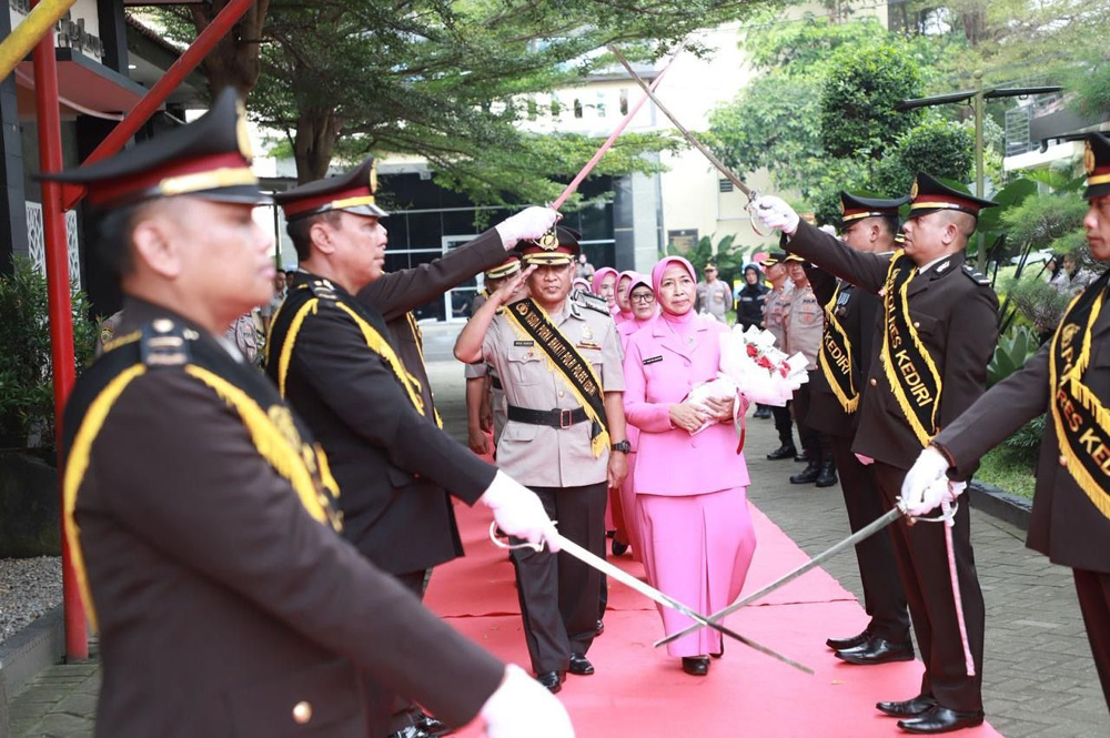 Pedang Pora Tandai Pelepasan Puluhan Anggota Polres Kediri Memasuki Purna Tugas