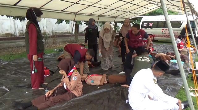 Puluhan Peserta Upacara Hardiknas di Jombang Kelelahan