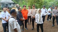 Mbak Dewi Tinjau Korban Longsor di Wilayah Mojo Kediri