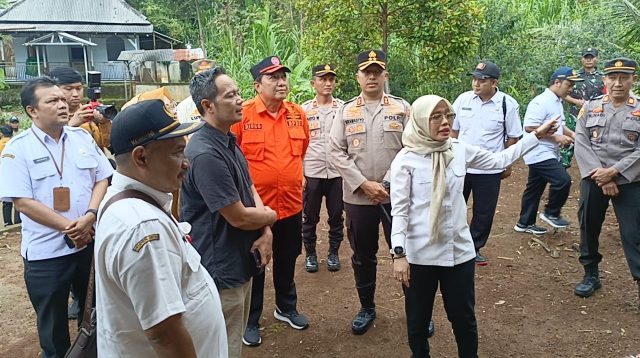 Mbak Dewi Tinjau Korban Longsor di Wilayah Mojo Kediri