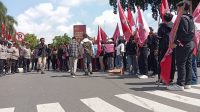 Mantan Buruh Pabrik Rokok Demo, Minta Pesangon dan Gaji yang Tersendat