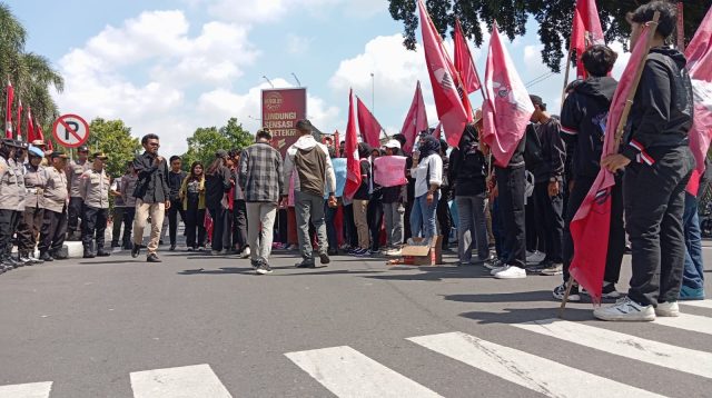 Mantan Buruh Pabrik Rokok Demo, Minta Pesangon dan Gaji yang Tersendat