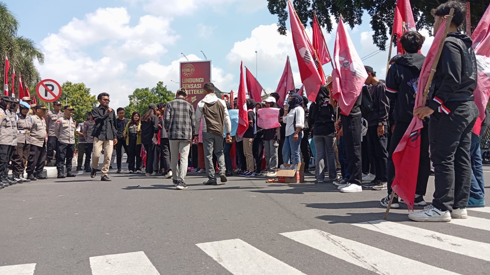 Mantan Buruh Pabrik Rokok Demo, Minta Pesangon dan Gaji yang Tersendat