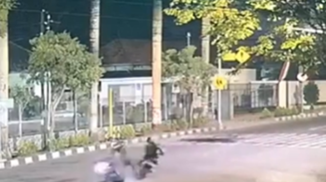 Supra GTR Dihantam V-xion Penerobos Lampu Merah, Keduanya Ringsek