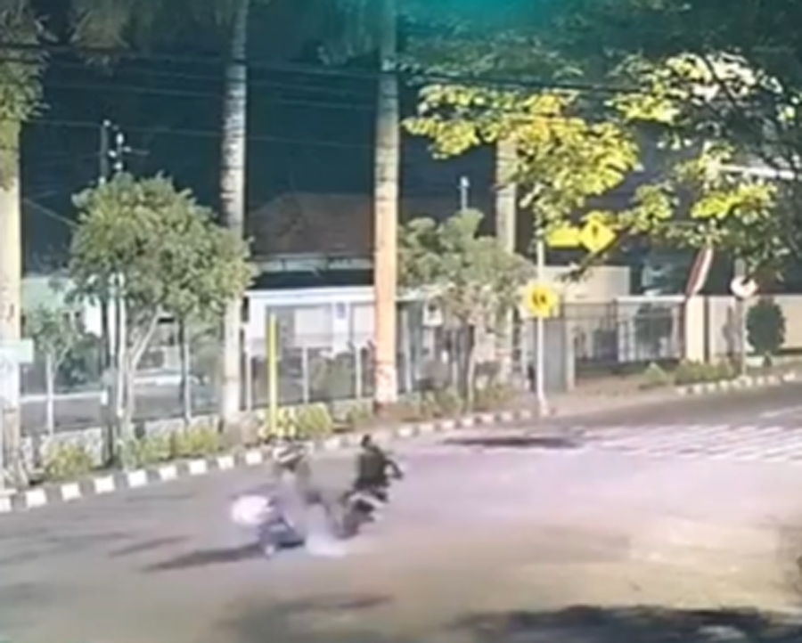 Supra GTR Dihantam V-xion Penerobos Lampu Merah, Keduanya Ringsek