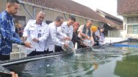 Kakanwil Ditjenpas Jatim Tebar Benih Ikan Tawar saat Kunjungan LPKA Kelas 1 Blitar