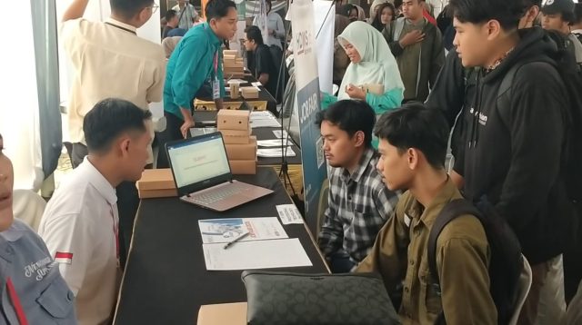 Ribuan Pelamar Kerja Mencari Peruntungan di Job Fair