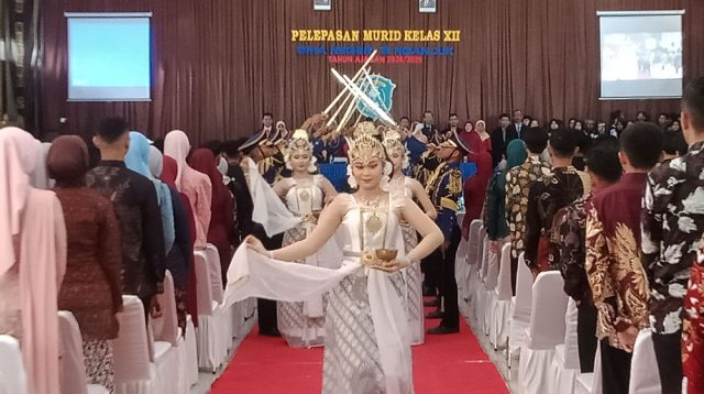 Aksi Pedangpora Warnai Pelepasan Murid Kelas XII SMAN 2 Nganjuk Tahun Ajaran 2024/2025