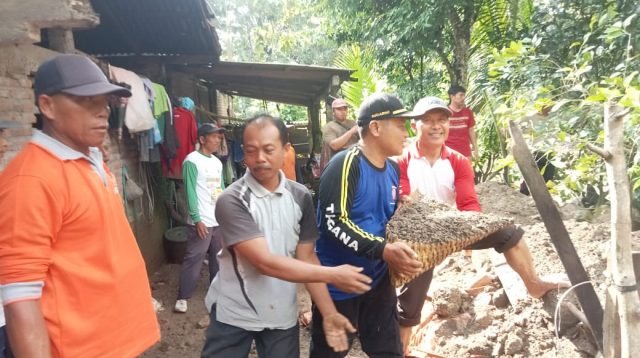 Kandang Ayam dan Perabotan Warga Tanggunggunung Tulungagung Rusak Terdampak Longsor