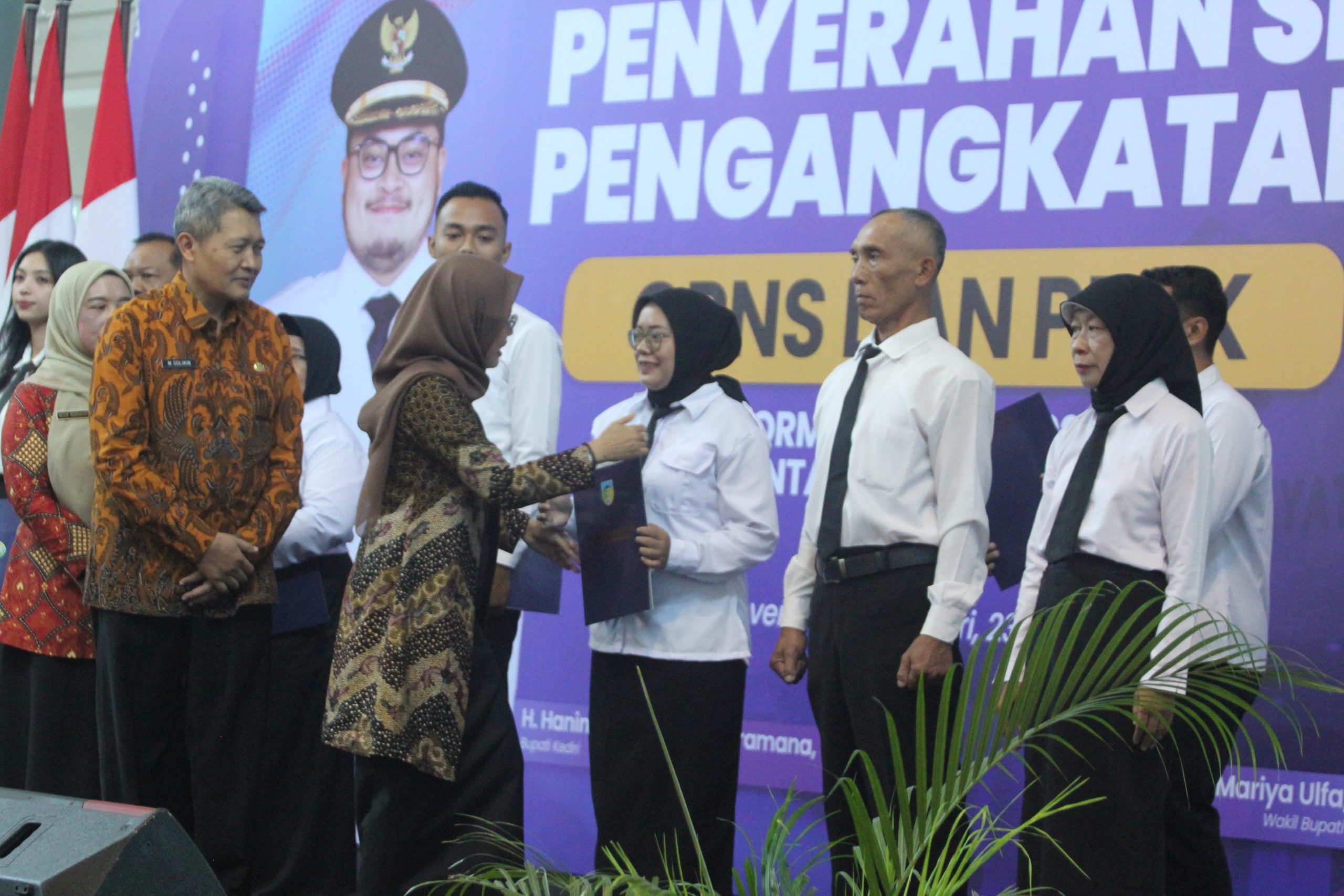 SK Diserahkan Mbak Wabup Dewi, dari Mekah Mas Bup Dhito Sampaikan Selamat untuk CPNS dan PPPK