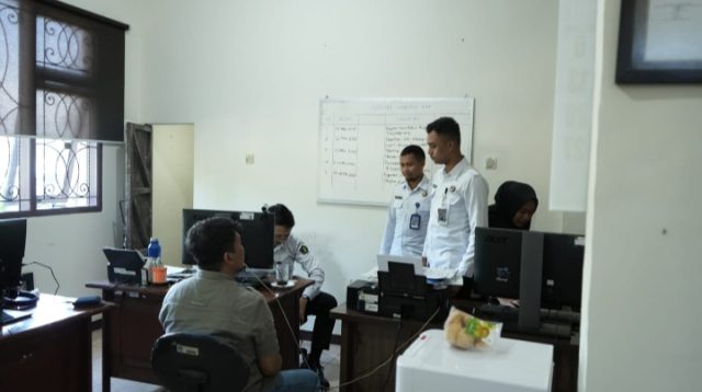 WNA Filipina Pelanggar Imigrasi Diserahkan Imigrasi Kediri ke Rudenim Surabaya