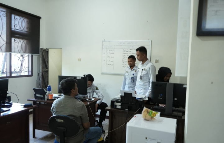 WNA Filipina Pelanggar Imigrasi Diserahkan Imigrasi Kediri ke Rudenim Surabaya