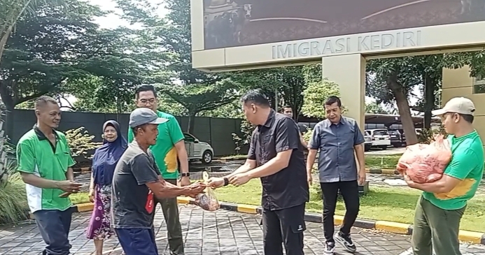 Kantor Imigrasi Kediri Sembelih 8 Hewan Kurban, Daging Dibagikan ke Warga Sekitar