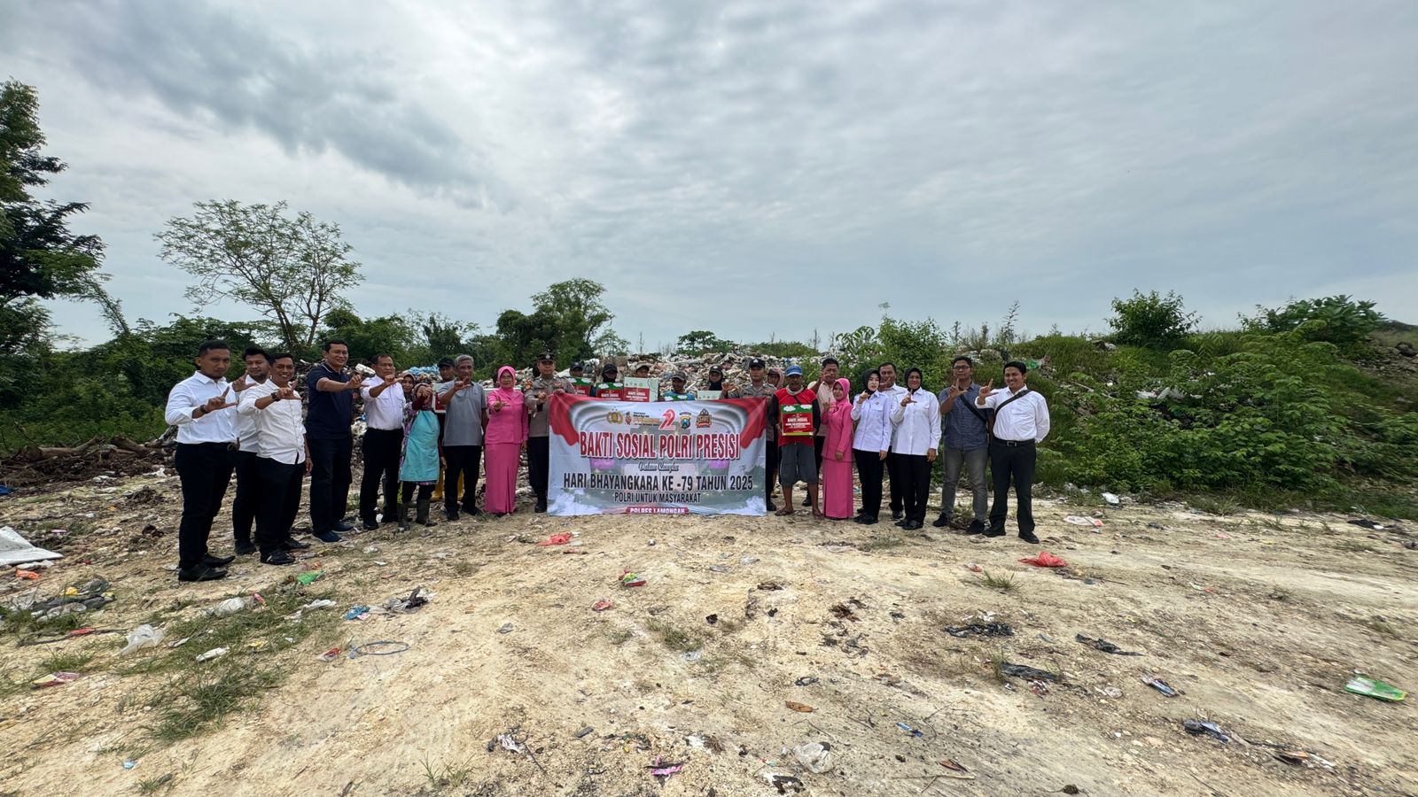 Sambut Hari Bhayangkara ke-79, Polres Lamongan Salurkan Bantuan Sosial kepada Pemulung di TPA Tambakrigadung