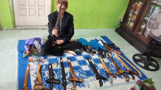Ki Pandu Laksono Jamas Pusaka dan Ungkap Asal Pamor Keris dari Kerajaan Mana