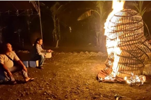 Polisi Bakar Barang Bukti Judi Sabung Ayam