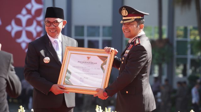 Upacara Peringatan Hari Lahir Pancasila Tahun 2025, Wali Kota Batu Serahkan Penghargaan untuk Kapolres Batu