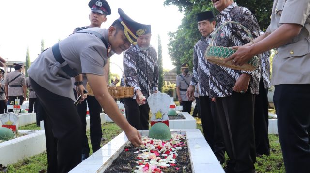 Sambut Hari Bhayangkara ke-79, Polres Batu Gelar Ziarah ke TMP Suropati