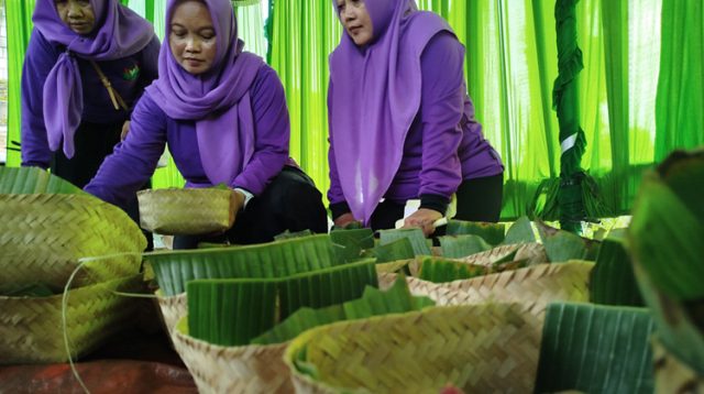 Gunakan Besek Bambu, DPC PKB Ponorogo Bagikan Ratusan Paket Daging Kurban