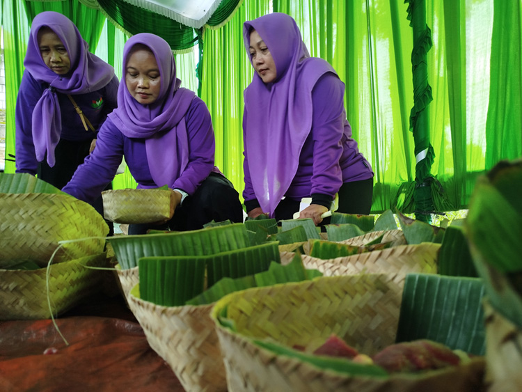Gunakan Besek Bambu, DPC PKB Ponorogo Bagikan Ratusan Paket Daging Kurban