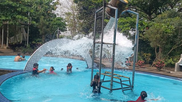 Wisata Sumber Sugih Waras Desa Dukuh Ngadiluwih Kediri Padat Pengunjung saat Liburan Sekolah