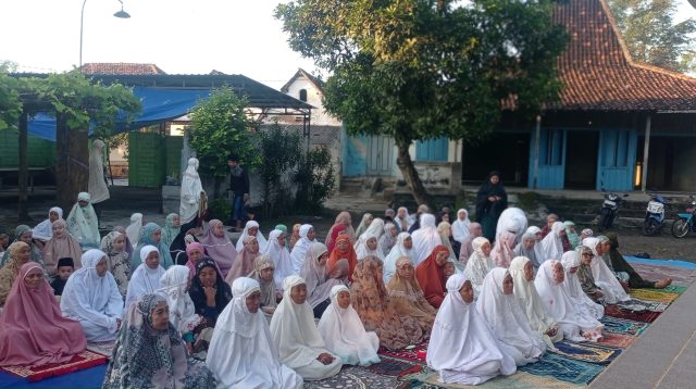 Ratusan Warga Dedehan Ikuti Salat Idul Adha di Masjid Khalimatus Hakim