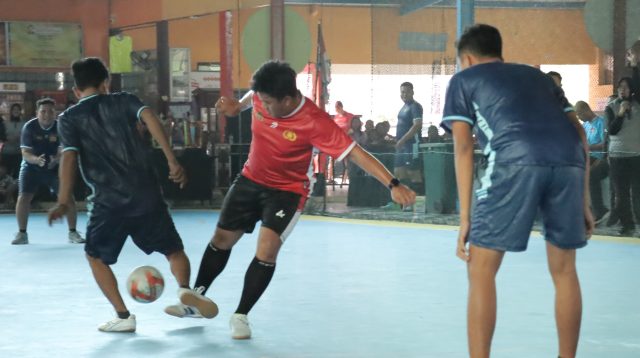 PJU Polres Lamongan Taklukkan Awak Media dalam Laga Futsal Eksibisi HUT ke-79 Bhayangkara