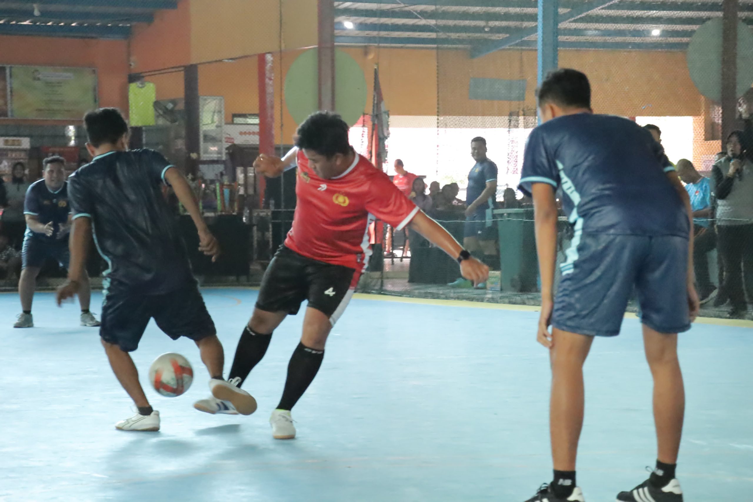 PJU Polres Lamongan Taklukkan Awak Media dalam Laga Futsal Eksibisi HUT ke-79 Bhayangkara