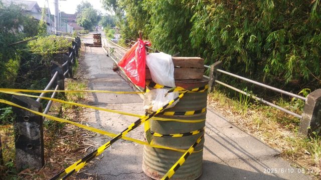 Tergerus Luapan Air, Jembatan Sidokumpul Lamongan Ambles
