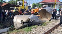 Truk Tangki Air Terbelah Tertabrak KA, Sopir Tewas