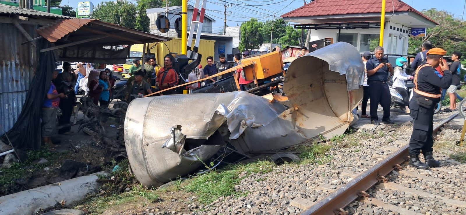 Truk Tangki Air Terbelah Tertabrak KA, Sopir Tewas