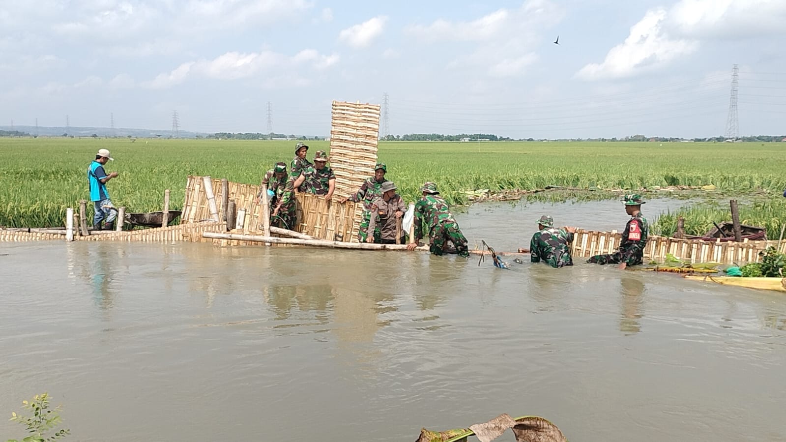 Tanggul Sungai Jebol, TNI dan Warga Bahu Membahu Perbaiki