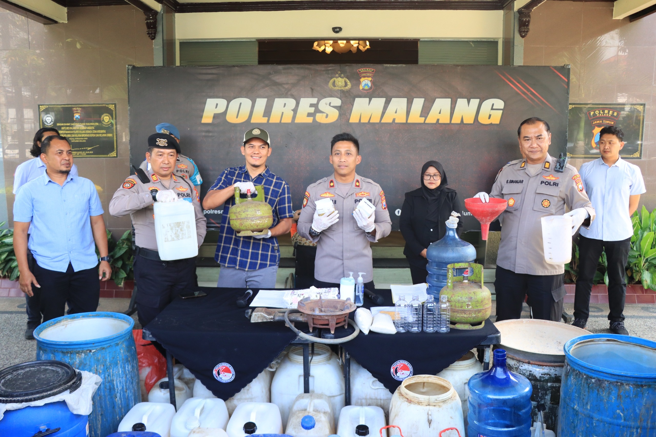 Polisi Ungkap Produksi Arak Ilegal dari Layanan 110