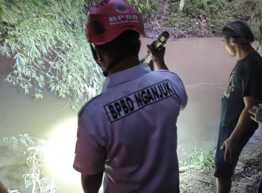 Balita Diduga Tercebur Sungai Widas di Nganjuk, Pencarian Terus Dilakukan
