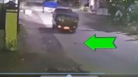 F-Ngk-Bangkai Bangkai Ayam Berceceran Terekam CCTV Jatuh dari Mobil