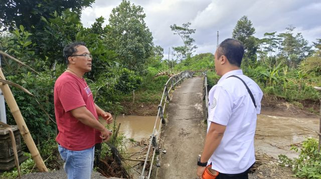 Terkikis Luapan Air, Jembatan Suwaru Tulungagung Roboh