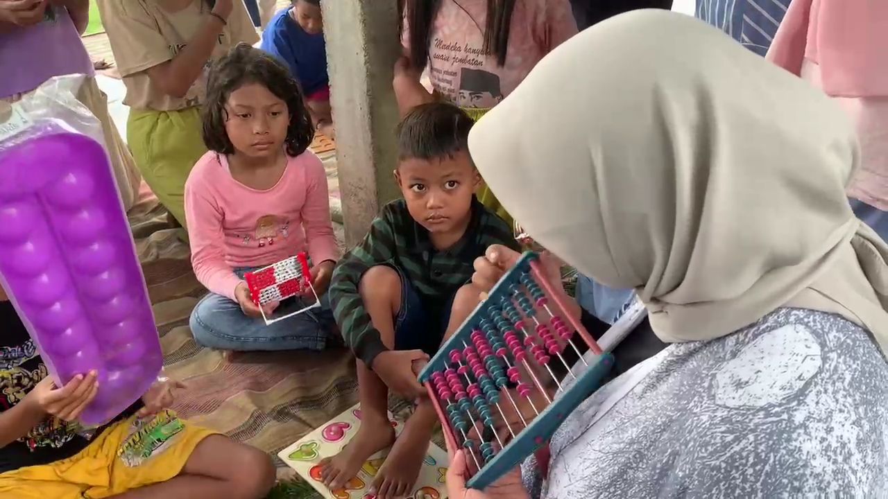 Lupakan Gadget, Anak-anak Desa Miagan Pilih Main Tradisional saat Liburan Sekolah