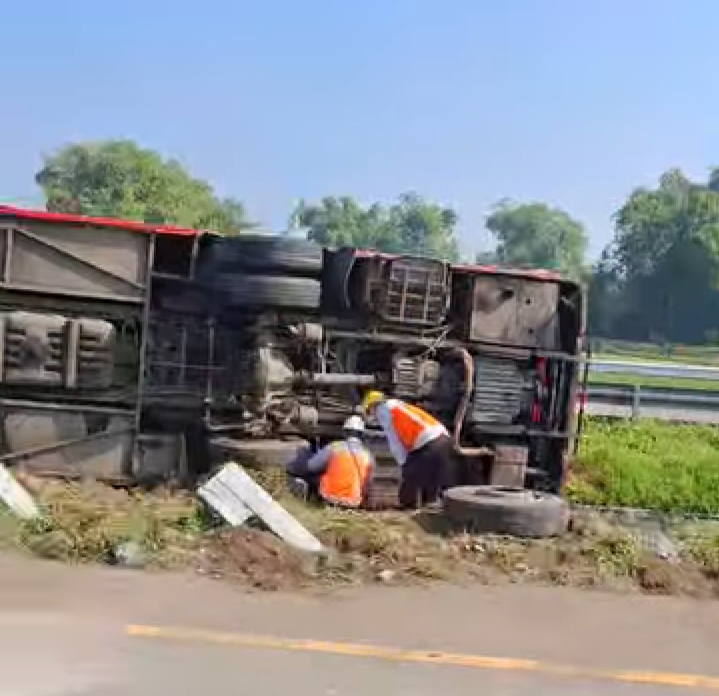 Bus Pariwisata Terguling di Tol Jomo, Diduga Ini Penyebabnya